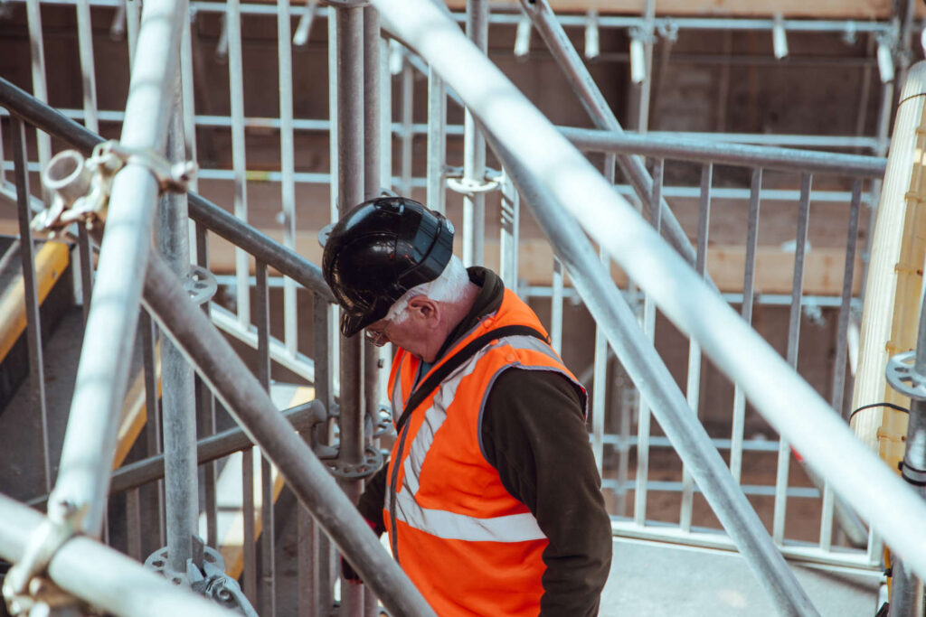 L'immagine rappresenta un lavoratore che adotta le misure di sicurezza Cantieri