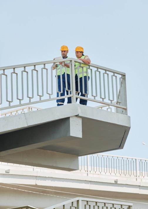 “Cantiere sicuro con caschi, imbracature e formazione continua: buone pratiche per ridurre i rischi e rispettare le normative.